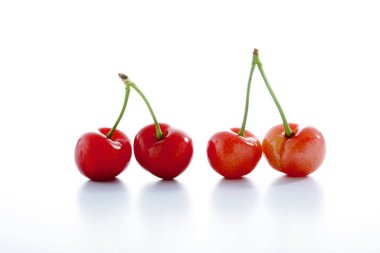 Beyaz arkaplana karşı kırmızı kiraz