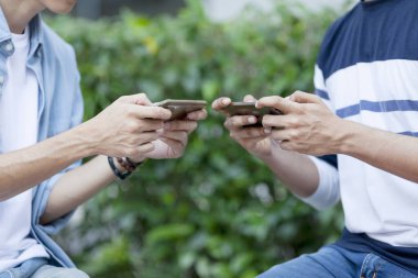 Mobil oyunlar oynayan iki genç adam