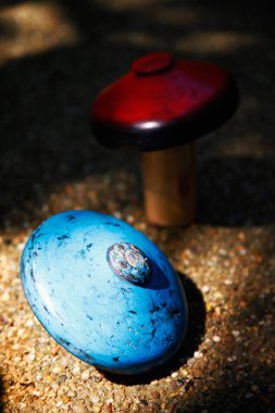 Yerde mavi ve kırmızı üstler