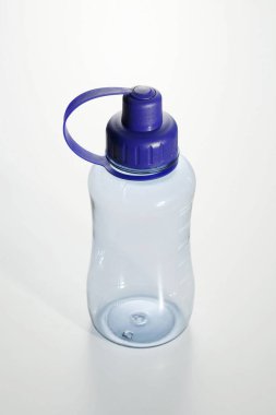 Beyaz arka planda su şişesi 