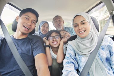 Yolculuk için arabada bir aile.