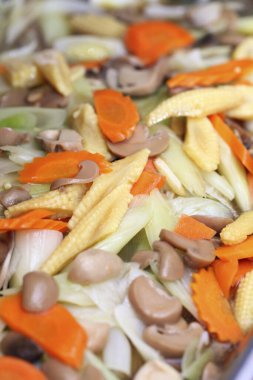 Kızarmış sebzeleri karıştır