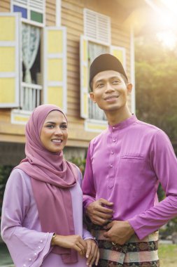 Açık havada duran orta yaşlı Müslüman çift