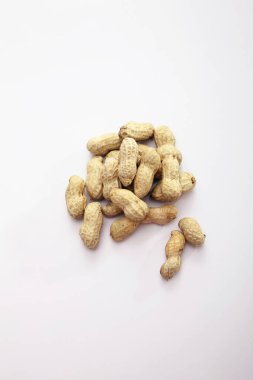 Beyaz arkaplana karşı yer fıstığı