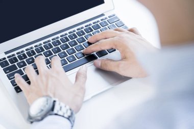 Dizüstü bilgisayarı kullanan adam yakın çekim görüntüsü