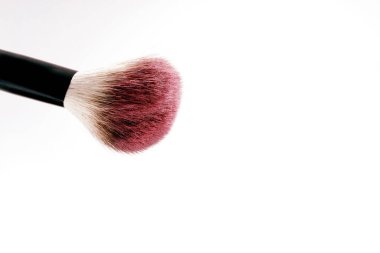 Pudralı bir allık fırçası.