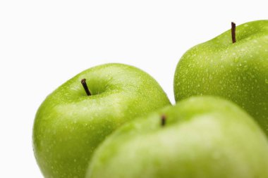 Su damlacıkları ile yeşil elmalar