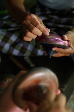 Yukarıdaki yakın plan görüntüyü tamir eden adamlar