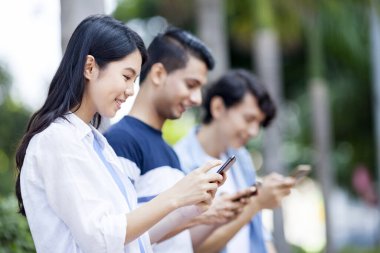 Bir grup arkadaş cep telefonunda