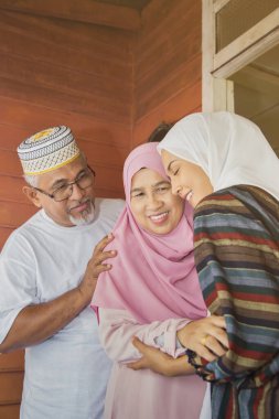 Bayram kutlamaları için eve dönen aile üyeleri.