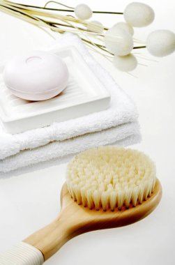 Havluların üstüne konmuş bir sabun, yanına da bir tarak.