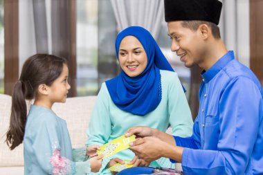 Kurban Bayramı 'nda anne babasından yeşil zarf alan Müslüman kız