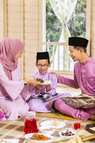 Muslim Keluarga Berpesta Selama Perayaan Idul Fitri — Stok Foto