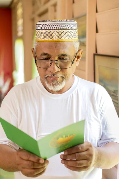 Hombre Mayor Leyendo Una Tarjeta Felicitación Eid —  Fotos de Stock