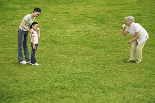 Üst Düzey Kadın Kız Kağıt Bardaktan Telefonla Konuşuyor Kadın Onları — Stok fotoğraf