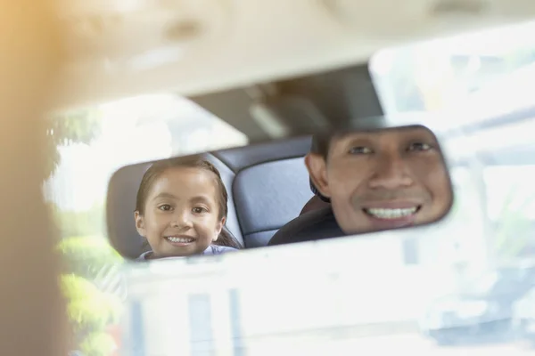 Pai Sorrindo Para Sua Filha Através Espelho Retrovisor — Fotografia de Stock