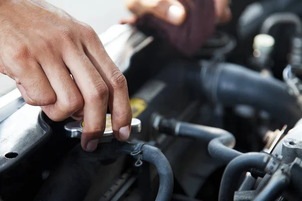 Man Fixing Car — Stock Photo, Image