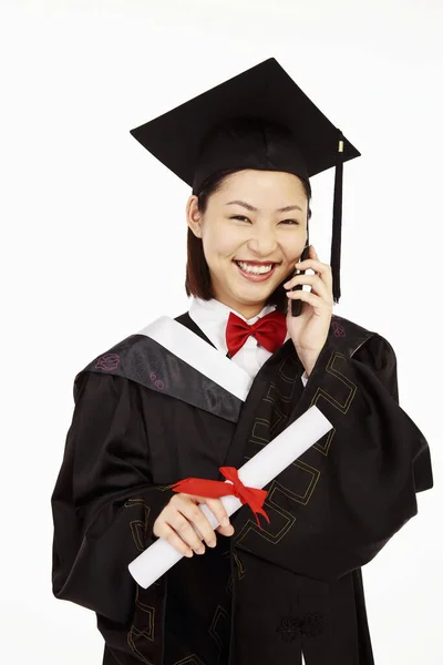 Mujer Bata Graduación Hablando Por Teléfono — Foto de Stock
