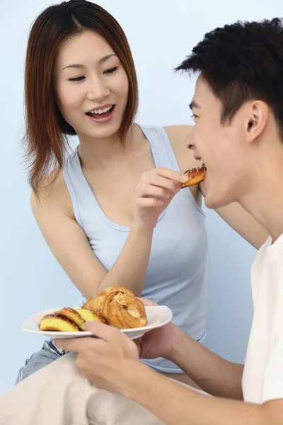 Mulher Alimentando Homem Com Pão — Fotografia de Stock