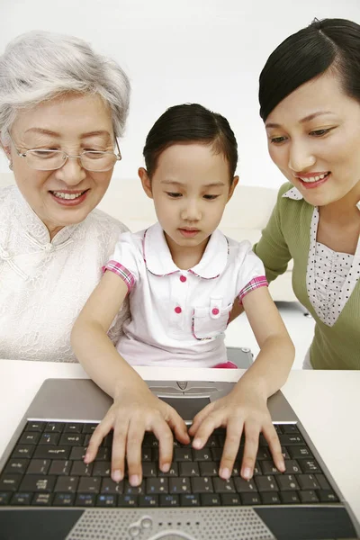 Senior Kvinna Och Kvinna Tittar Flicka Med Bärbar Dator — Stockfoto