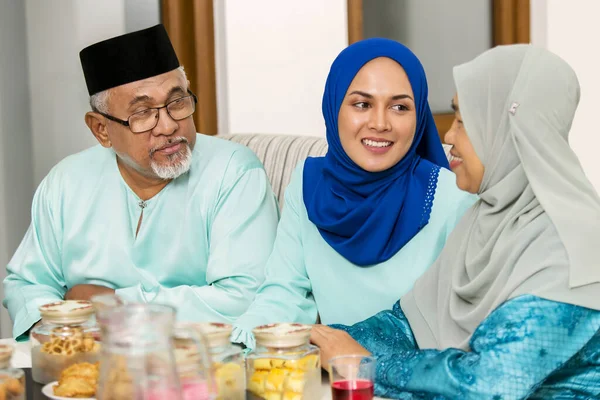 Família Muçulmana Conversando Durante Eid Fitr — Fotografia de Stock