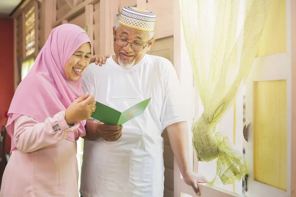 Pareja Mayor Leyendo Una Tarjeta Felicitación Eid —  Fotos de Stock