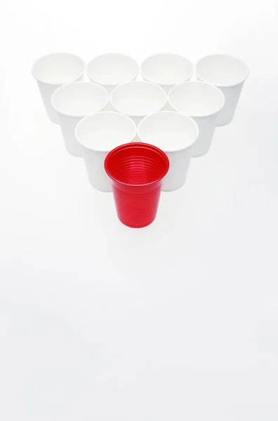 Eine Einzige Rote Tasse Unter Allen Weißen Tassen Die Einem — Stockfoto