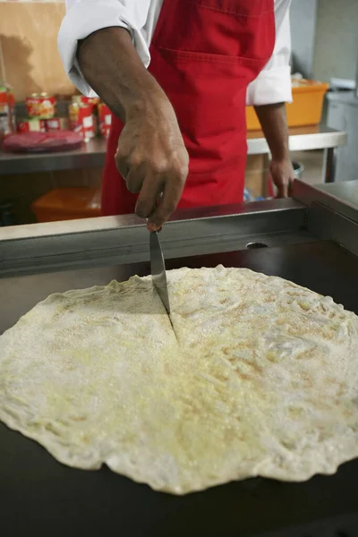 Uomo Taglio Pasta Appiattita Con Spatola Preparazione Roti Tisu — Foto Stock