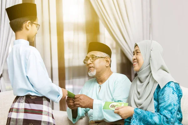 Menino Muçulmano Recebendo Envelope Verde Avós Durante Eid Fitr — Fotografia de Stock