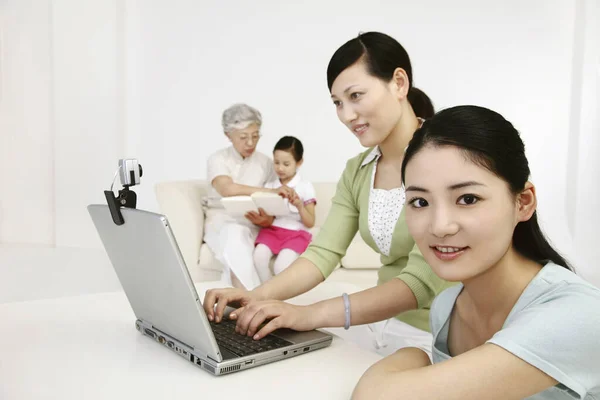 Donne Che Utilizzano Computer Portatile Mentre Donna Anziana Ragazza Stanno — Foto Stock
