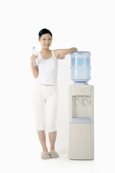 Wanita Berdiri Dekat Pendingin Air Memegang Botol Air — Stok Foto