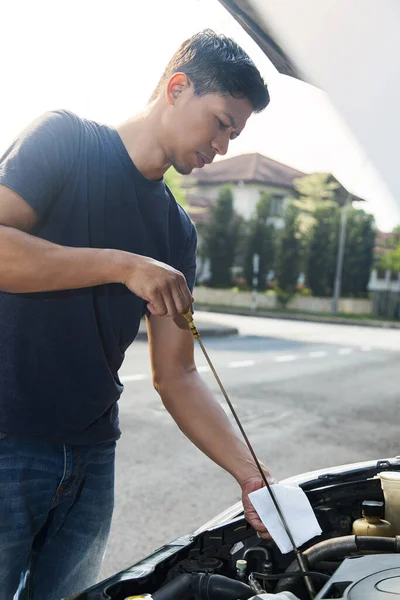 Hombre Comprobar Nivel Aceite Del Motor — Foto de Stock