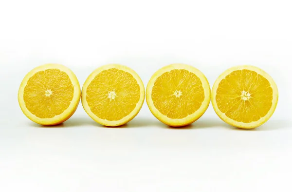 四个半熟橙子 白色背景 — 图库照片