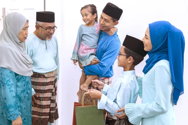 Família Muçulmana Visitando Casal Sênior Eid Fitr — Fotografia de Stock