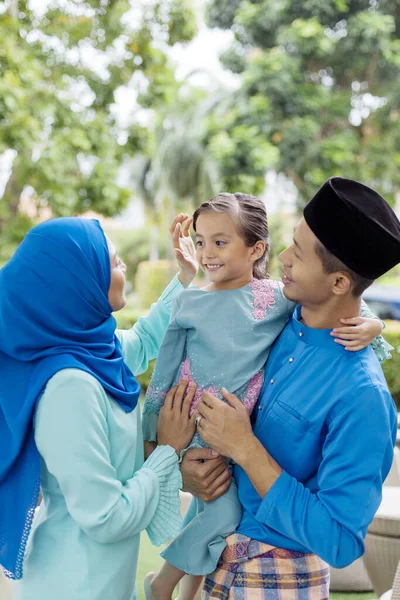 Happy Portrait Famille Musulmane — Photo