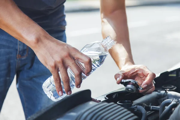 Человек Добавляет Воду Автомобильный Радиатор — стоковое фото