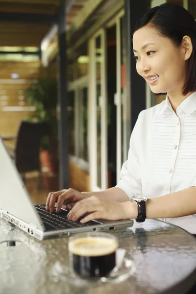 Zakenvrouw Met Laptop Café — Zdjęcie stockowe