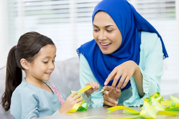 Muslimische Frau Führt Ihre Tochter Beim Weben Von Bandketupaten — Stockfoto