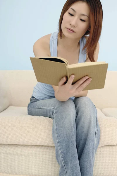 Žena Čtení Knihy Gauči — Stock fotografie