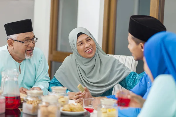 Família Muçulmana Conversando Durante Eid Fitr — Fotografia de Stock