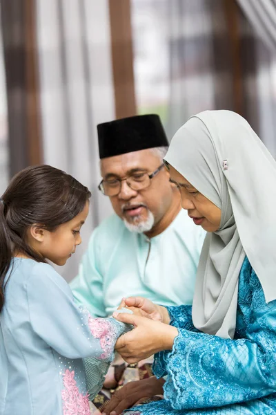 Acto Tradicional Respeito Família Muçulmana Eid Fitr — Fotografia de Stock