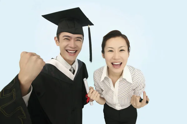 Hombre Mortero Vestido Graduación Celebrando Con Mujer — Foto de Stock