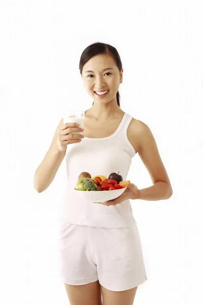 Mujer Sosteniendo Vaso Leche Tazón Frutas Verduras — Foto de Stock