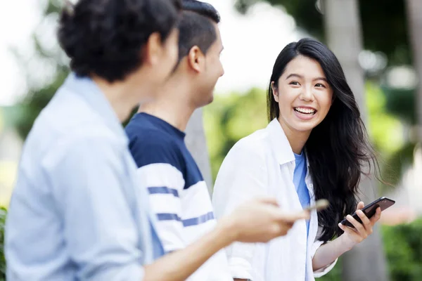 Jeunes Adultes Joyeux Avec Smartphones — Photo