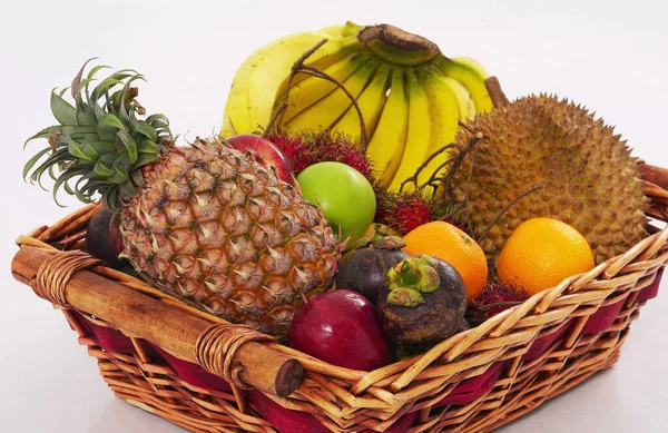 Cesta Frutas Tropicales Sobre Fondo Blanco — Foto de Stock