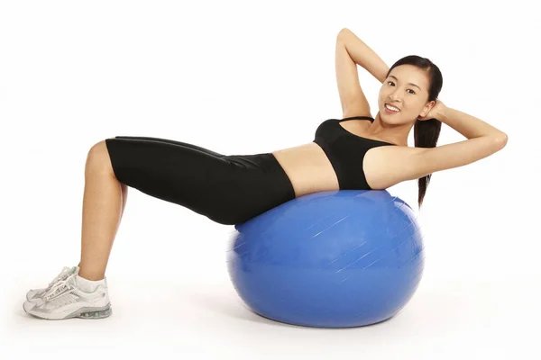 Jeune Femme Faisant Des Sit Ups Sur Ballon Fitness — Photo