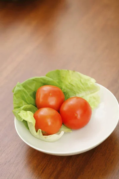 Talerz Pomidorów Sałaty — Zdjęcie stockowe