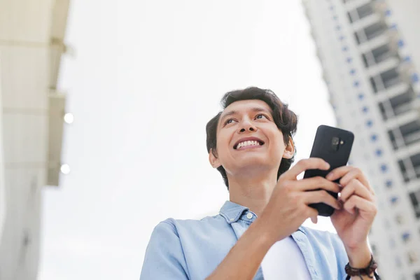 Jeune Homme Avec Smartphone — Photo