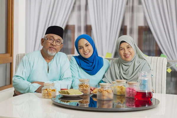 Foto Keluarga Muslim Bahagia — Stok Foto