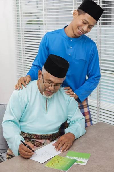 Pria Muslim Menulis Kartu Ucapan Dengan Anaknya — Stok Foto
